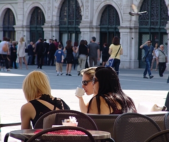 Trieste Piazza Unità d'Italia - studenti durante la pausa