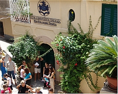 Sprachschul Studenten in der Pause im Hof vor Ihrer Italienisch Sprachschule am Meer!