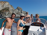 Studenten unserer Italienisch Sprachschule auf Ausflug mit dem Motorboot nach Capo Vaticano
